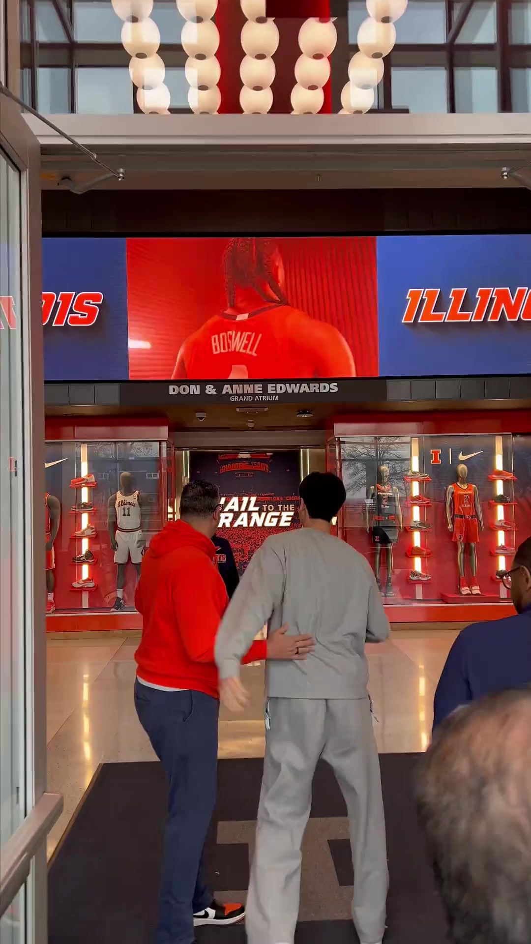 开云-张博源参观伊利诺伊大学！这更衣室 这训练设施条件 不输职业球队