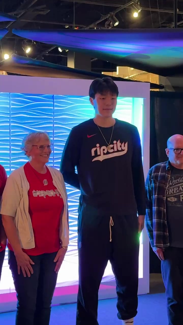 开云-融入球队文化！杨瀚森化身背景板 满脸微笑与球迷合影留念