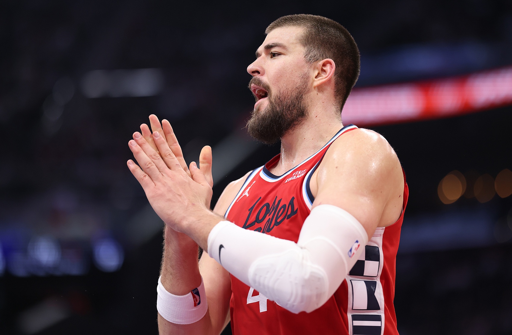 开云下载-队记曝祖巴茨收到的交易报价：一个无保护首轮+一个选秀权互换